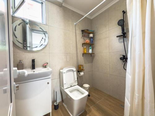 Ένα μπάνιο στο Cozy Apartments With Garden