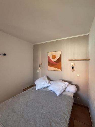 a bedroom with a bed with two white pillows at Appartement de vacance in Uhart-Cize