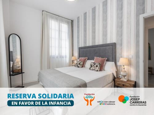 格拉纳达Apartamentos Puerta Elvira Suites 3000的一间带床和窗户的白色卧室