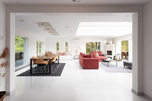 Un comedor y una sala de estar con mesa y sillas. en Stay North - Merimaa, 