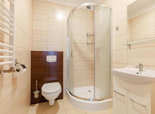 een badkamer met douche, toilet en wastafel bij Leśna7 in Sztutowo