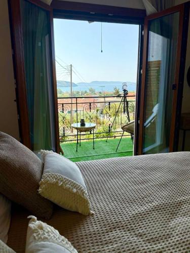 Una cama o camas en una habitación de Seaview Methoni