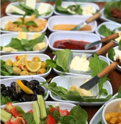 una mesa llena de muchos platos de comida en Duru Hanım Konağı, en Mudanya
