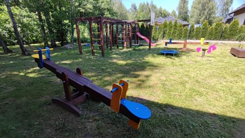 Ο χώρος παιχνιδιού για παιδιά στο Domek letniskowy - żółty-całoroczny