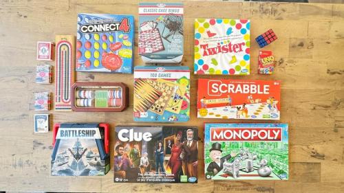 a group of games and books on a table at Le Davinci - SPA and mountain in Petite-Rivière-Saint-François