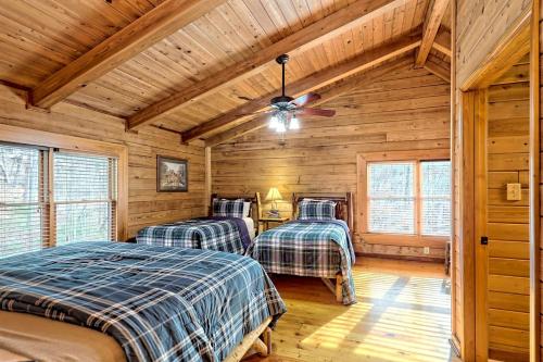 une chambre avec deux lits dans une cabane en rondins dans l'établissement Secluded Mountain Cabin close to Helen, Georgia, Perfect for a Family Getaway, à Sautee Nacoochee