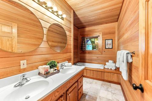 une salle de bain avec un lavabo et une baignoire dans l'établissement Secluded Mountain Cabin close to Helen, Georgia, Perfect for a Family Getaway, à Sautee Nacoochee