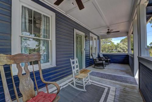 Χώρος καθιστικού στο Charming 3BR Farmhouse Near Trails & Town
