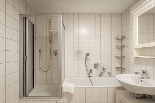 マルクドルフにあるSTAYS Gehrenberg am Bodenseeのシャワーと洗面台を備えた白いバスルーム