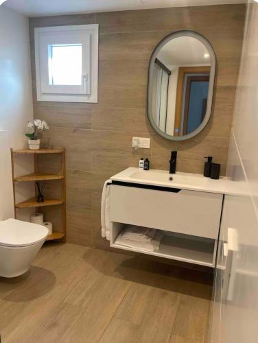 a bathroom with a sink and a mirror at Moderno APARTAMENTO CÉNTRICO EN MARBELLA in Marbella