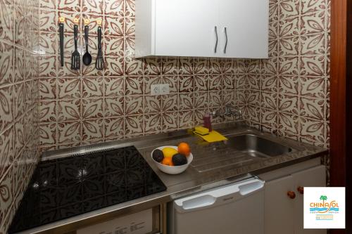 アルムニェーカルにあるAPARTAMENTOS CHINASOL (OFERTAS)のキッチン(シンク、フルーツボウル付)