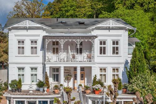 ein großes weißes Haus mit verziertem Tor in der Unterkunft Villa Granitz Wind & Wolke in Ostseebad Sellin