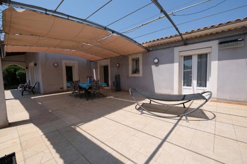 Patio nebo venkovní prostory v ubytování pleasant one-level villa with private pool in the thor village, close to l'isle sur la sorgue - 6 persons