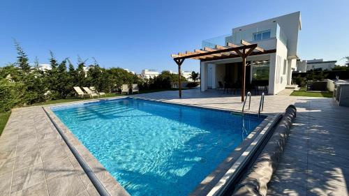 ペリヴォリアにあるSunrise Villa with Pool by TrulyCyprusの家の前のプール