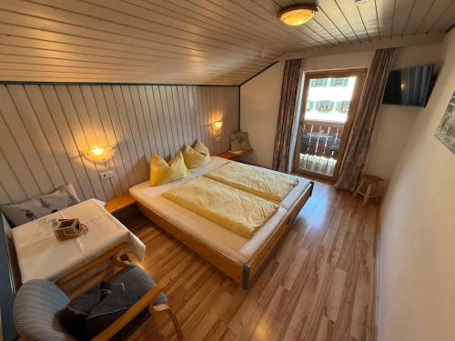Un dormitorio pequeño con una cama y una ventana. en Pension Rainer, en Westendorf