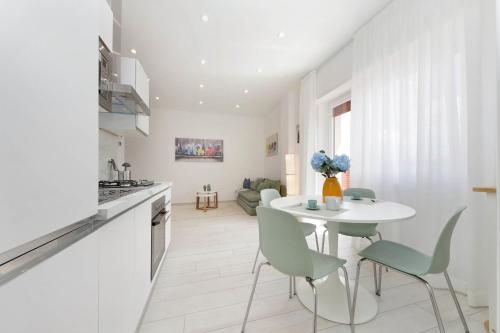 Dapur atau dapur kecil di Attico Soleggiato con Terrazza a Ostia