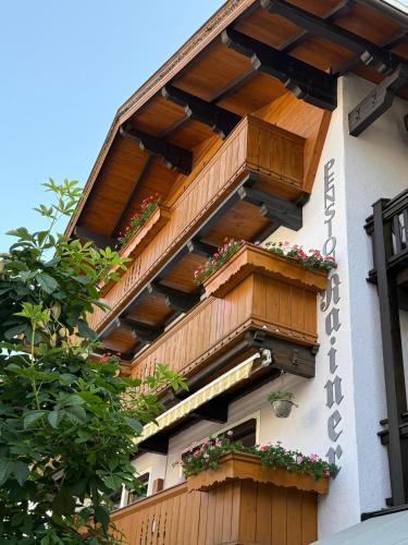 Edificio en el que se encuentra el hostal o pensión
