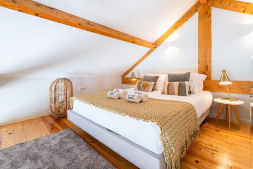 Schlafzimmer mit einem Bett und Holzböden in der Unterkunft Framed Corner by Portugal Active in Porto