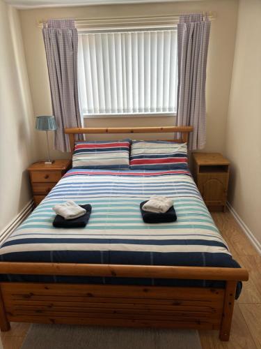 ein Schlafzimmer mit einem Bett mit zwei Handtüchern darauf in der Unterkunft Glasgow house in Londonderry County Borough