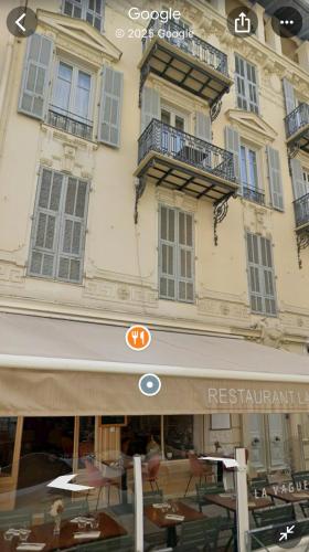 un restaurant avec des tables et des chaises devant un bâtiment dans l'établissement T2 Carré D'Or, à Nice