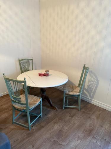 a table and chairs in a room with a table and two chairs at Grand T2 en centre-ville quartier historique in Fontenay-le-Comte