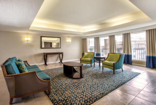 Posezení v ubytování Wyndham Palm-Aire 2BR Apartment with Resort Access