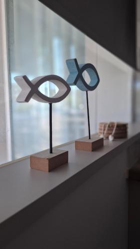 dos esculturas en Galazio suites 2, en Salamina