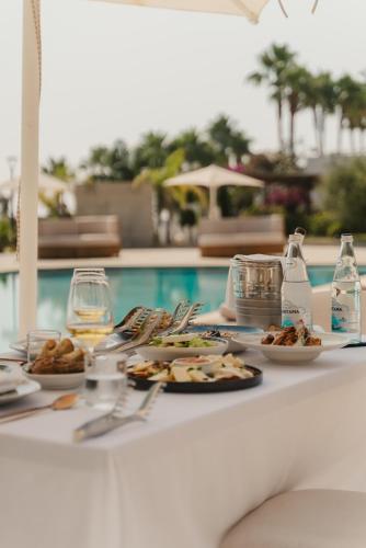 Makanan di atau berdekatan hotel