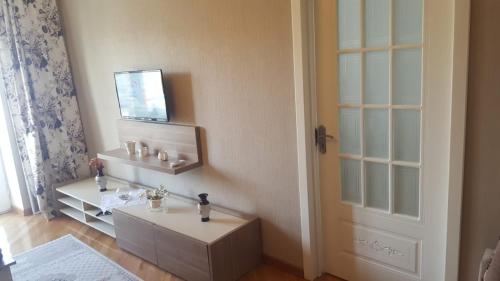 un bagno con un lavandino e uno specchio sul muro di Квартира a Baku