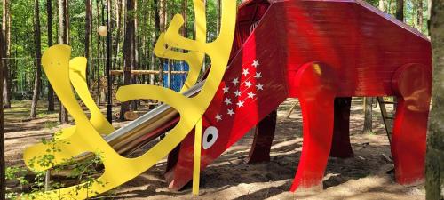 a sculpture of a horse with an american flag at Malutkie Resort in Radomsko