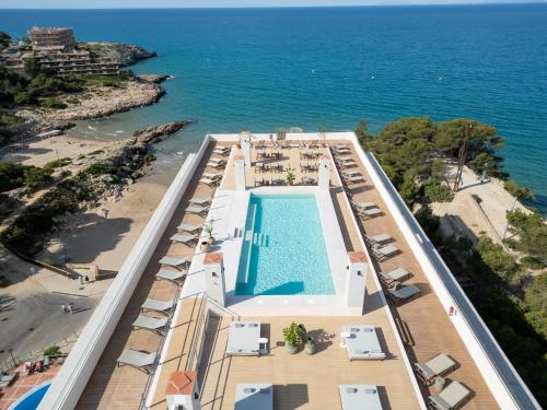 Bazén v ubytování Hotel Cala Font nebo v jeho okolí