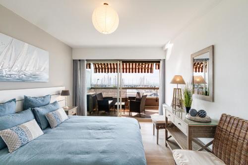 une chambre avec un lit et une salle à manger dans l'établissement ESPACE 2000 - Beautiful 1BDR with sea view - Swimming pool - AC - Parking, à Menton