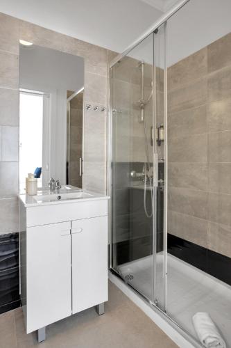 Bright Apartment in Central Lisbon - 3 bedrooms by Lisbeyond