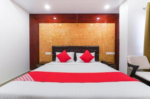 Katil atau katil-katil dalam bilik di Hotel O Raghavendra Residency