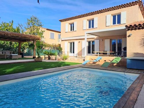 La Pietà Villa with pool for 6 people