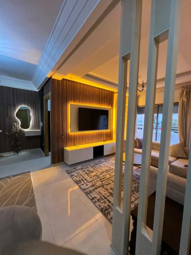 sala de estar con TV y sofá en Apartment in a residence, en Pont Blondin