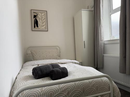 a bedroom with a bed with two pillows on it at ResiLets - NEW 3 Bed Apt, Sleeps 5, Town Centre, Ideal for contractors, holidaymakers, Professional Short Stay in Blythe