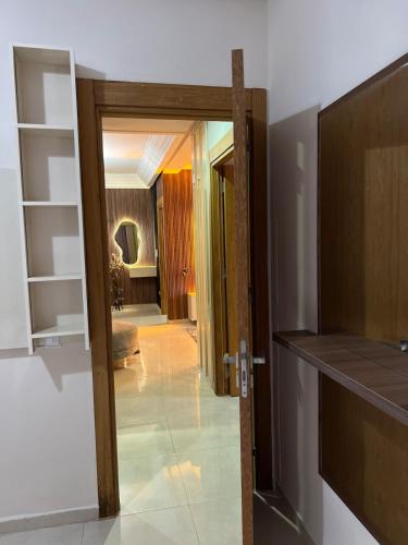 un pasillo con una puerta que da a una habitación en Apartment in a residence, en Pont Blondin