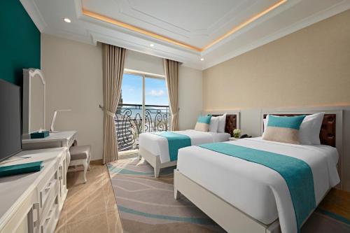 Postel nebo postele na pokoji v ubytování Mercure Nha Trang Beach