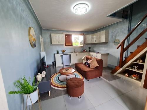 een woonkamer met een bank en een tafel bij Ferme hasna in Lubumbashi