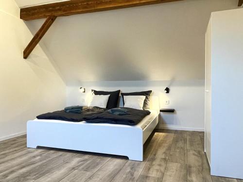 a bedroom with a white bed in a room at Ferienwohnungen Nochten in Nochten