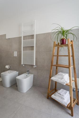 a bathroom with a ladder and a toilet and a sink at Palazzo Vesuviano in Terzigno