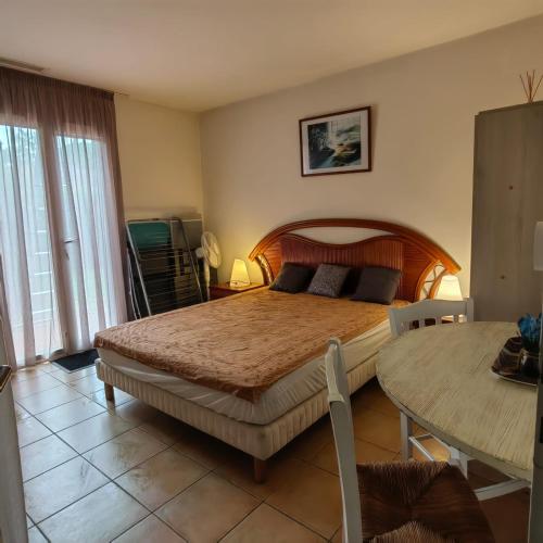 une chambre avec un grand lit et une table dans l'établissement Les Albères Asclepieia Studio Ragnar, à Argelès-sur-Mer