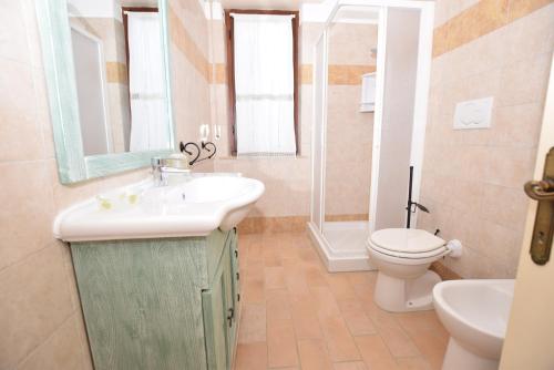 a bathroom with a sink and a toilet at Bilocale Mancini 4 in Lacona