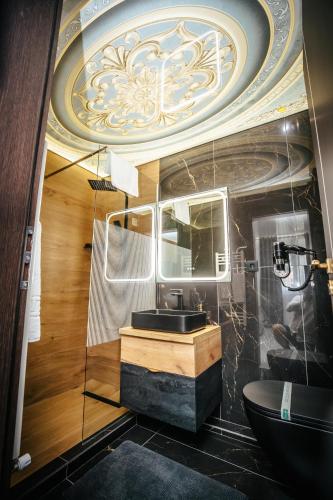 a bathroom with a sink and a mirror at Fit Residence III in Cluj-Napoca