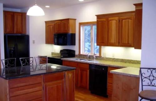 Kuchyň nebo kuchyňský kout v ubytování Lovely Pet-Friendly Cabin Rental with a Dock on Lake Champlain, Vermont