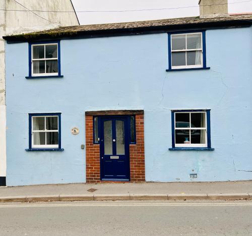 ein blaues Haus mit einer blauen Tür und Fenstern in der Unterkunft Great Value, Sleeps 6 Beautifully Decorated Cottage in Lyme Regis Great Location,Only a Few Minutes Walk from the Sea ,Beaches , Town and Restaurants in Lyme Regis