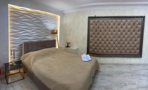 ein Schlafzimmer mit einem Bett und einem großen Kopfteil in der Unterkunft Amar House 2 in Yerevan