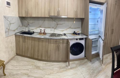 eine Küche mit einer Waschmaschine im Kühlschrank in der Unterkunft Amar House 2 in Yerevan