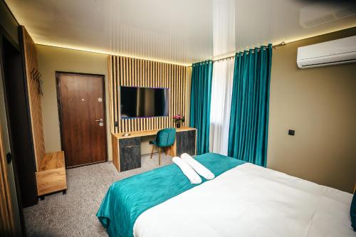 a hotel room with a bed and a television at Fit Residence III in Cluj-Napoca